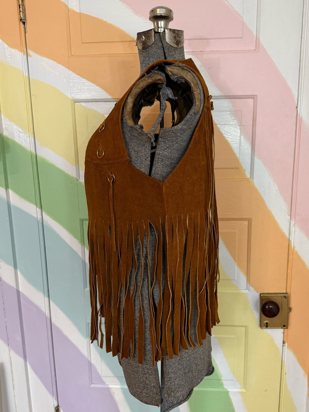 Vintage 70s Genuine Suede Leather Fringe Western Boho Festival Vest S/M 💛🍄 - Picture 3 of 11